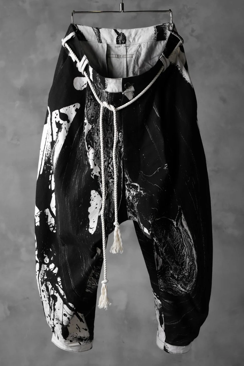 _vital tuck volume pants / texture print