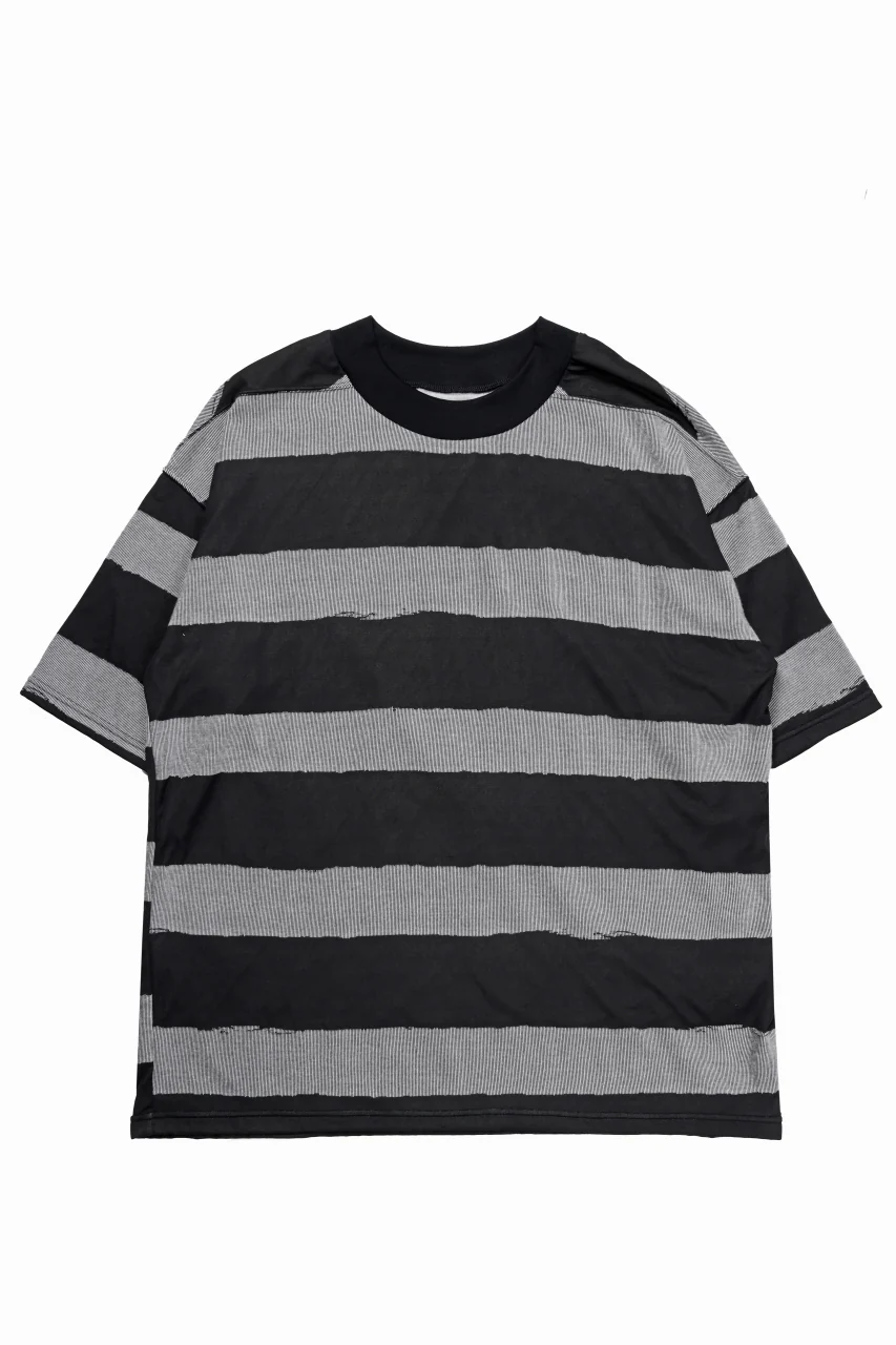 A.F ARTEFACT BOUND BORDER JUMBO TEE (BLACK x LIGHT GREY)
