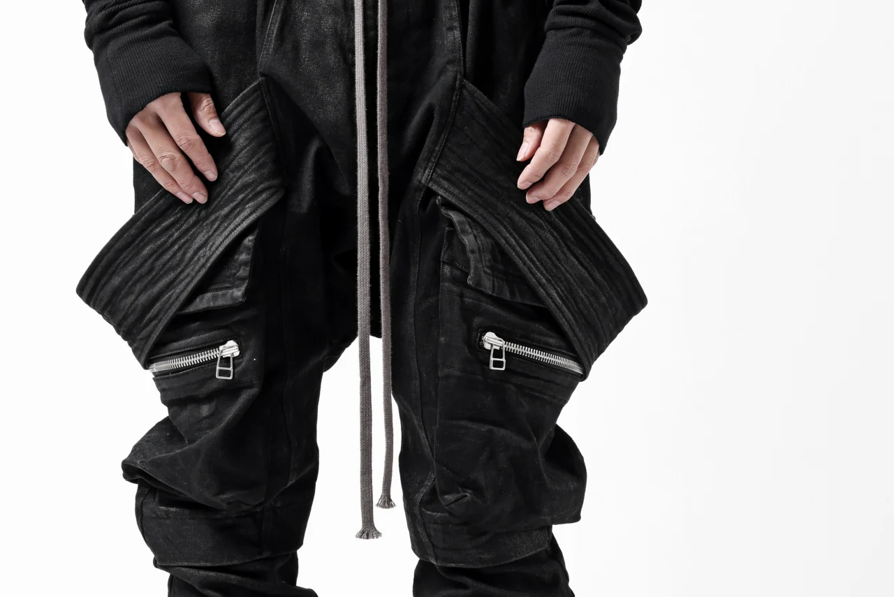 A.F ARTEFACT COATED FLAP-DETAIL SLIM CARGO PANTS / HI-STRETCH DENIM (BLACK) - Image 35
