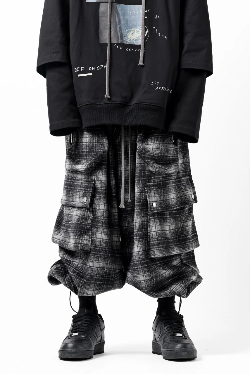 A.F ARTEFACT HEM-STRING WIDE CARGO PANTS / OMBRE FLANNEL(BLACK x WHITE) - Image 20