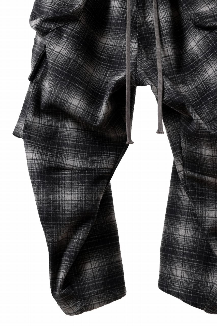 A.F ARTEFACT HEM-STRING WIDE CARGO PANTS / OMBRE FLANNEL(BLACK x WHITE) - Image 6