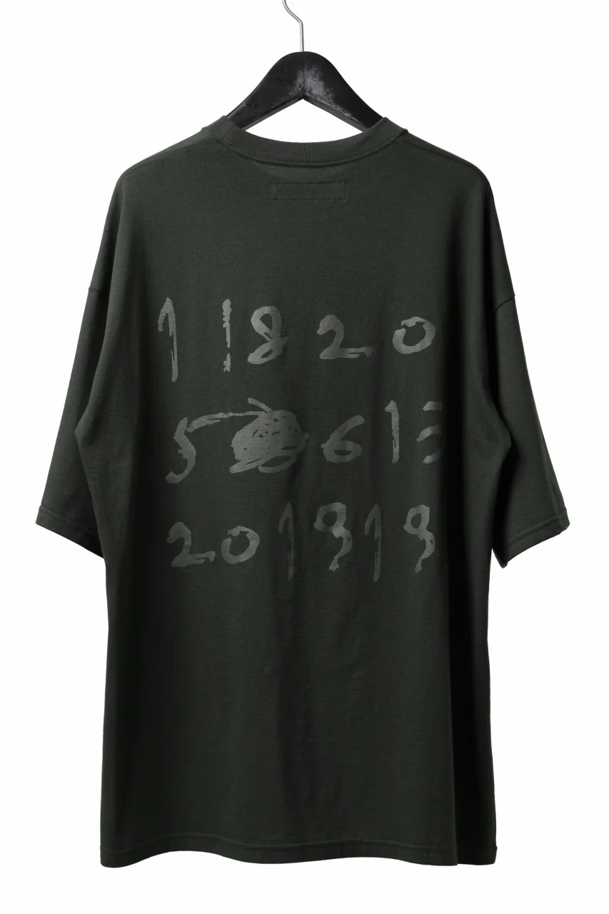 A.F ARTEFACT NUMBERRING PRINT OVER SIZED S/S TEE (KHAKI)