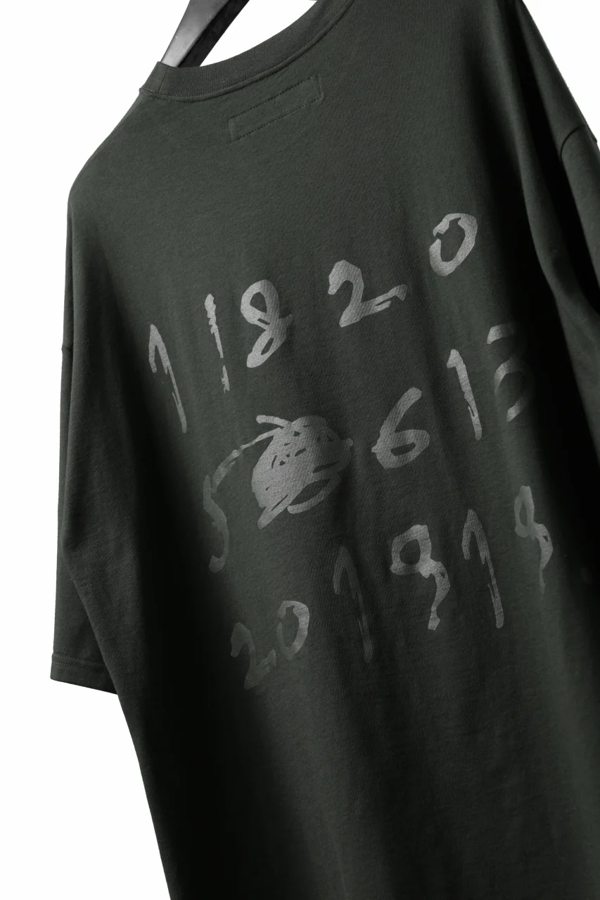 A.F ARTEFACT NUMBERRING PRINT OVER SIZED S/S TEE (KHAKI) - Image 8