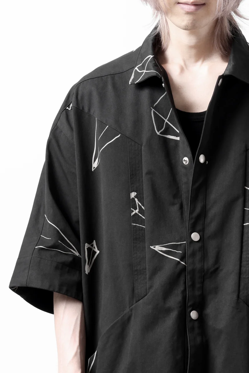 A.F ARTEFACT PYRA PATTERN PRINT H/S COVER-ALL SHIRT (BLACK) - Image 30