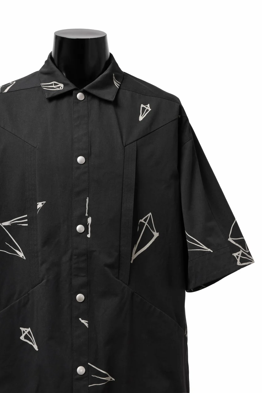 A.F ARTEFACT PYRA PATTERN PRINT H/S COVER-ALL SHIRT (BLACK) - Image 9
