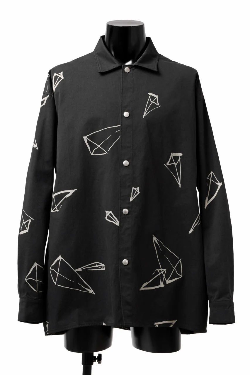 A.F ARTEFACT PYRA PATTERN PRINT SWITCHING LONG SLEEVE SHIRT (BLACK)
