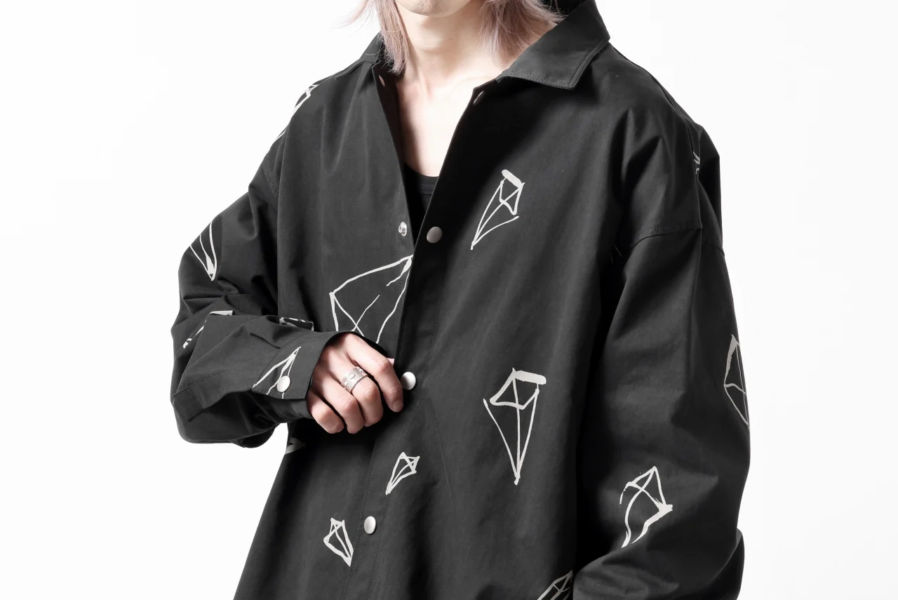 A.F ARTEFACT PYRA PATTERN PRINT SWITCHING LONG SLEEVE SHIRT (BLACK) - Image 36