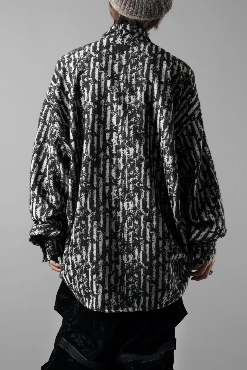 A.F ARTEFACT SNAPPED COCOON SHIRT / JACGUARD BLURRED STRIPE (BLACK x WHITE) - Image 19