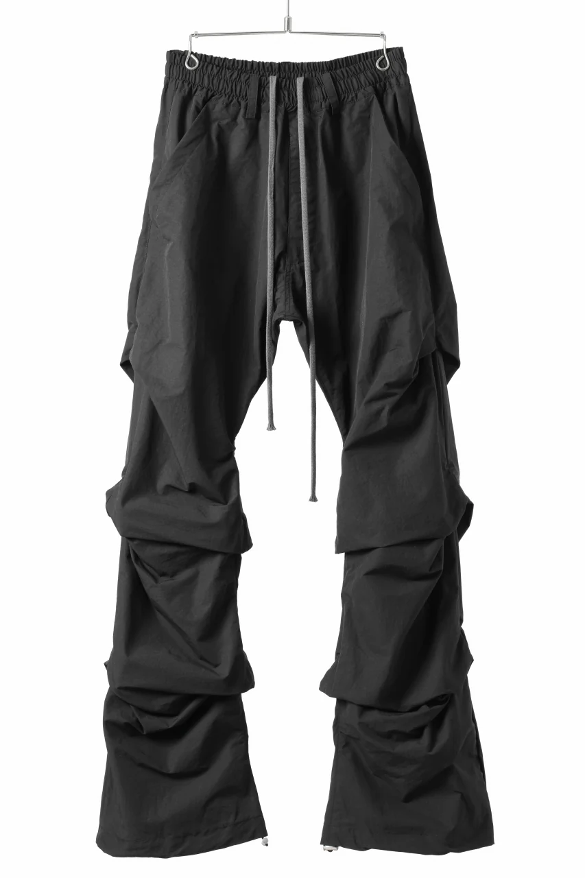 A.F ARTEFACT TUCK VOLUME BAGGY PANTS / SMOOTH NYLON (BLACK)