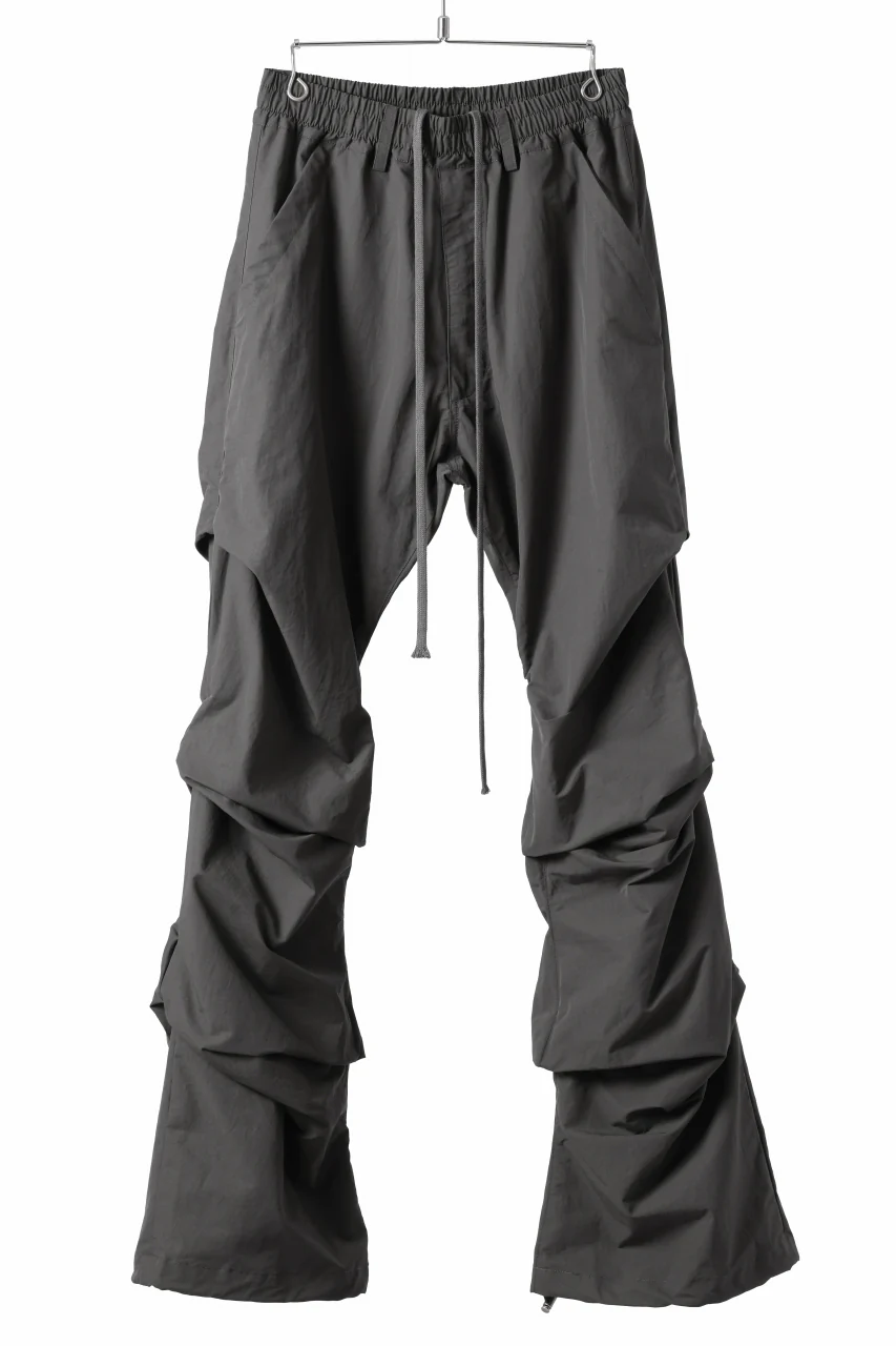 A.F ARTEFACT TUCK VOLUME BAGGY PANTS / SMOOTH NYLON (KHAKI)