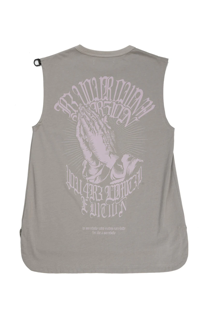 beauty : beast ESSENTIAL GRAPHIC LINE SLEEVELESS TEE (PRAYER / LIGHT MOCHA)