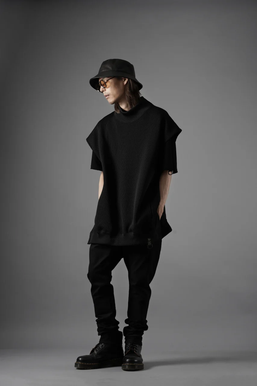 beauty : beast HIGH-NECK SLEEVELESS PULLOVER (BLACK) - Image 7