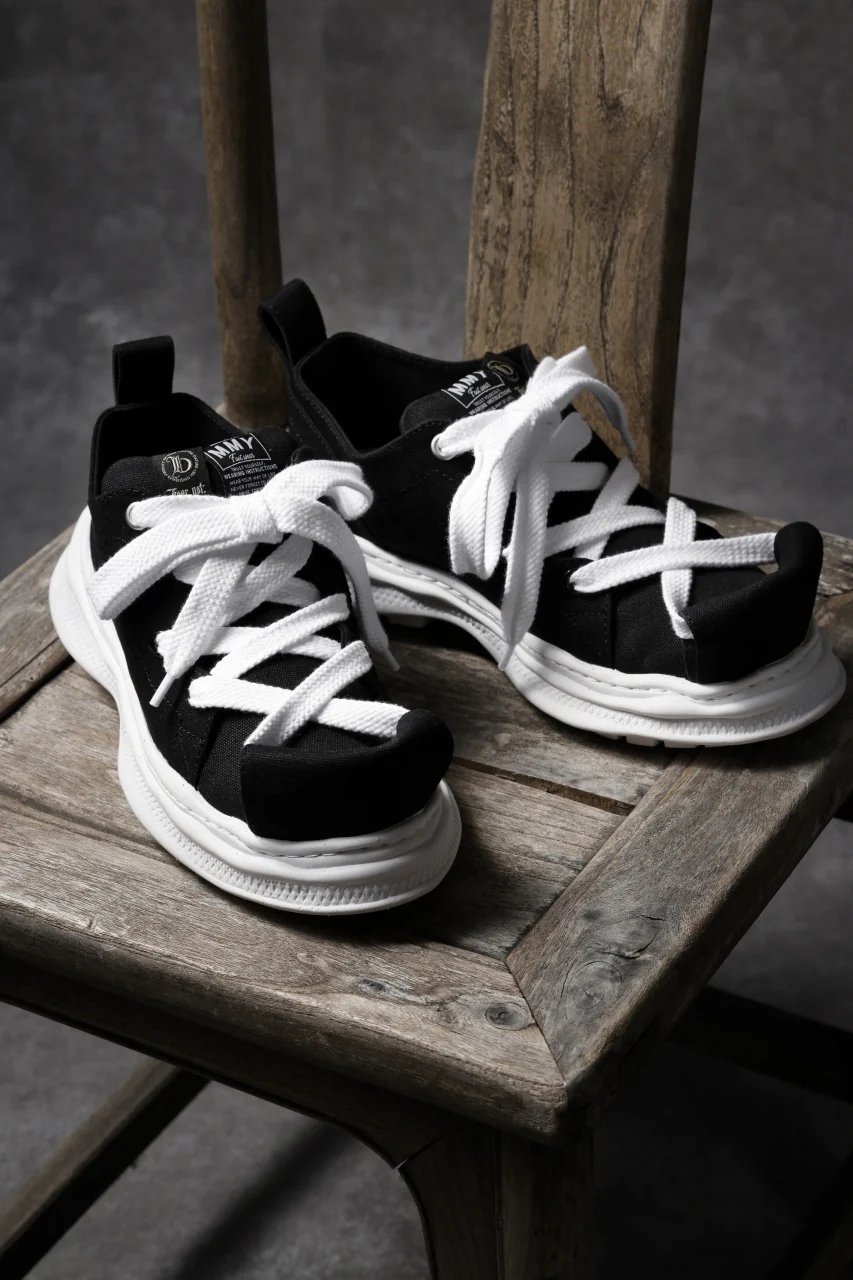 beauty : beast LOW CUT - ROLL-TONGUE STAINNING SHOES feat. Maison MIHARA YASUHIRO (BLACK x WHITE) - Image 11
