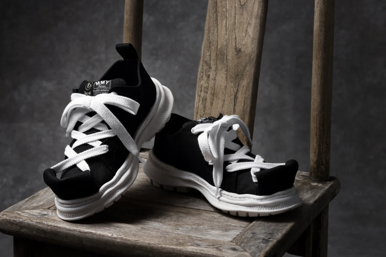 beauty : beast LOW CUT - ROLL-TONGUE STAINNING SHOES feat. Maison MIHARA YASUHIRO (BLACK x WHITE) - Image 22