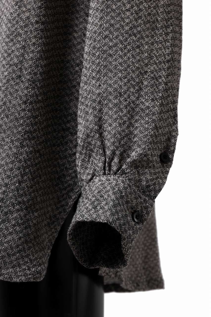COLINA BANDED COLLAR WIDE SHIRT / LINEN DOBBY CHAMBRAY (BLACK) - Image 15