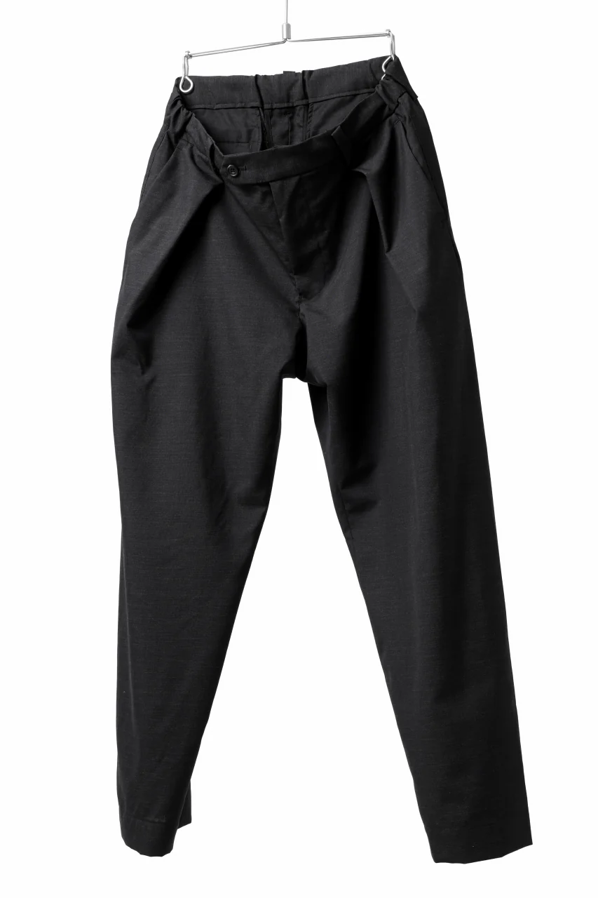 COLINA EASY TUCK PANTS / WASHABLE WOOL TROPICAL CLOTH (BLACK GREY) - Image 2