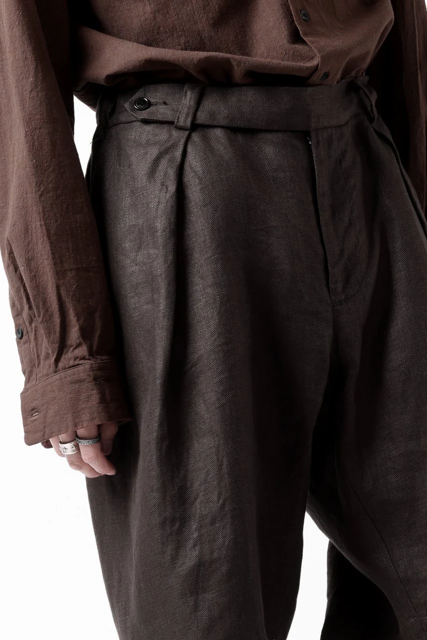 COLINA TUCK SHORTS / SAFILIN LINEN HERRINGBONE (BROWN) - Image 33
