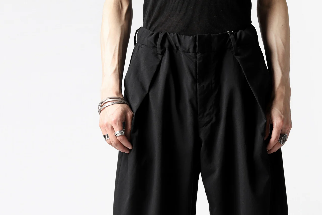 COLINA W-TUCK PANTS / WASHABLE WOOL TROPICAL (BLACK) - Image 35