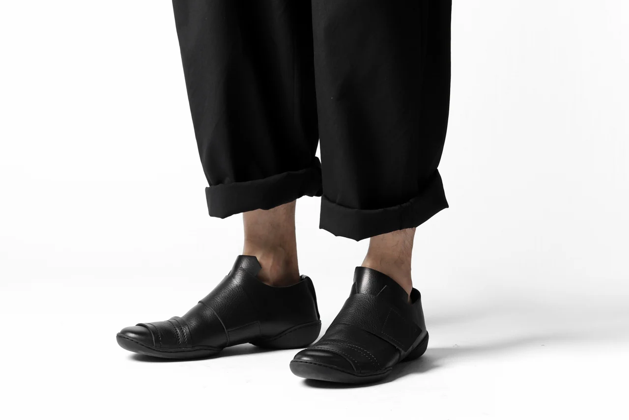 COLINA W-TUCK PANTS / WASHABLE WOOL TROPICAL (BLACK) - Image 36