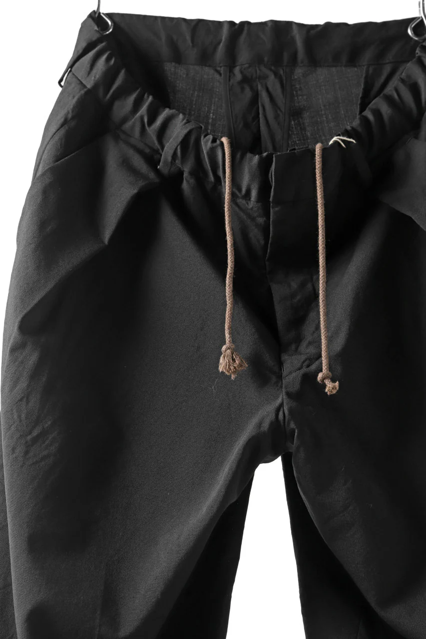 COLINA W-TUCK PANTS / WASHABLE WOOL TROPICAL (BLACK) - Image 4