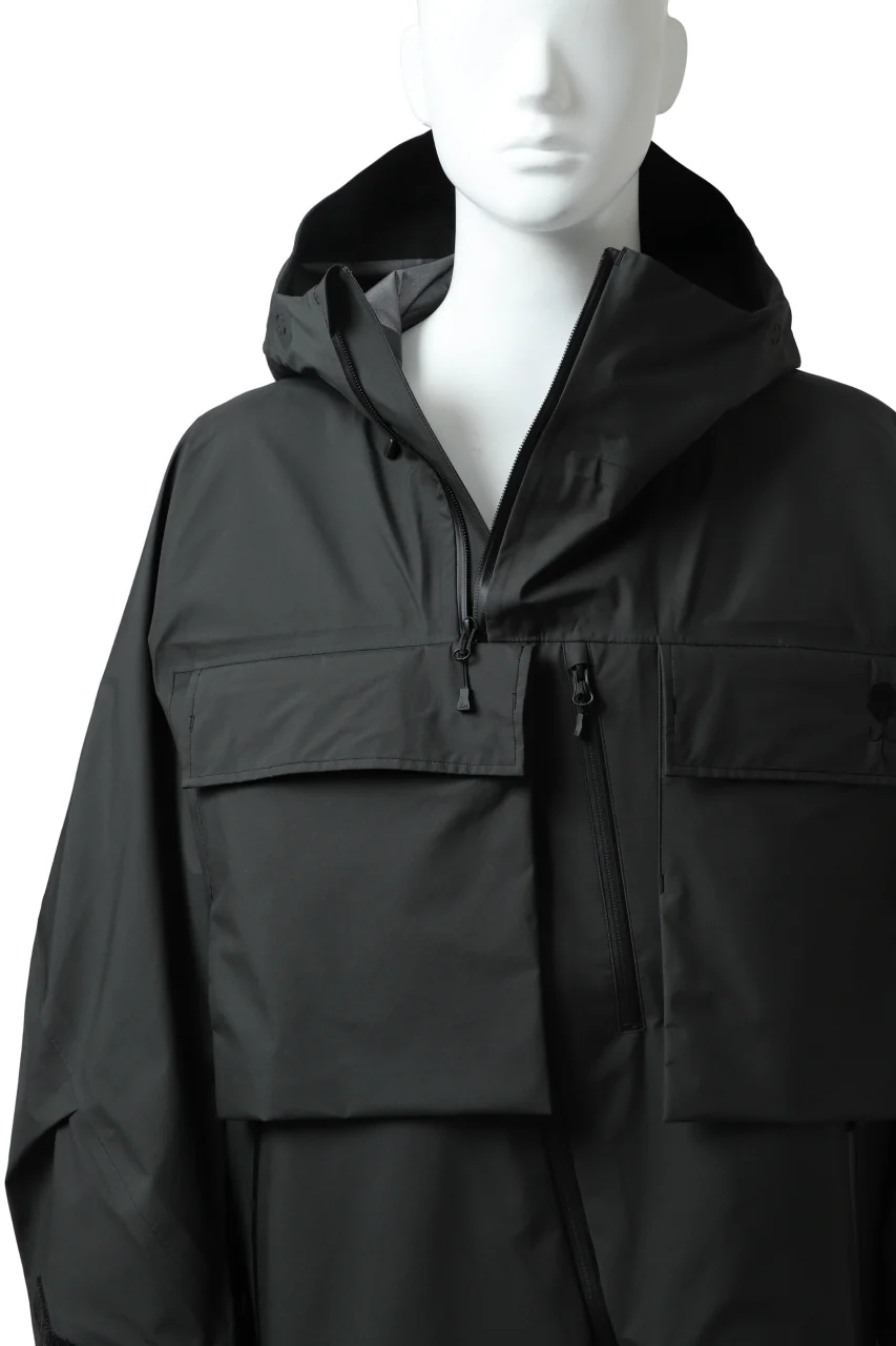 D-VEC x ALMOSTBLACK "GORETEX PRODUCT 3L SHELL" HOODED JACKET (DARK GREY) - Image 20