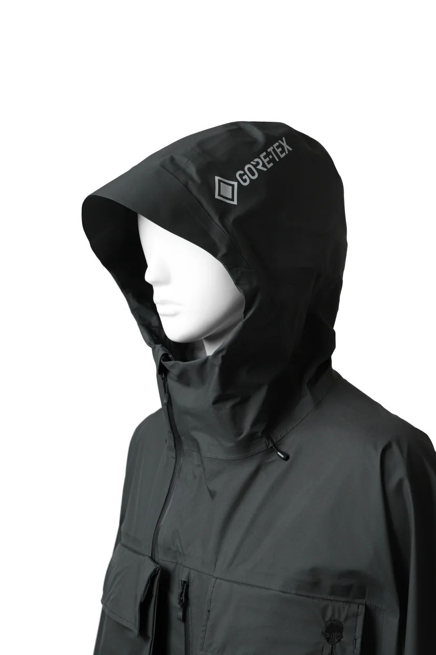 D-VEC x ALMOSTBLACK "GORETEX PRODUCT 3L SHELL" HOODED JACKET (DARK GREY) - Image 21