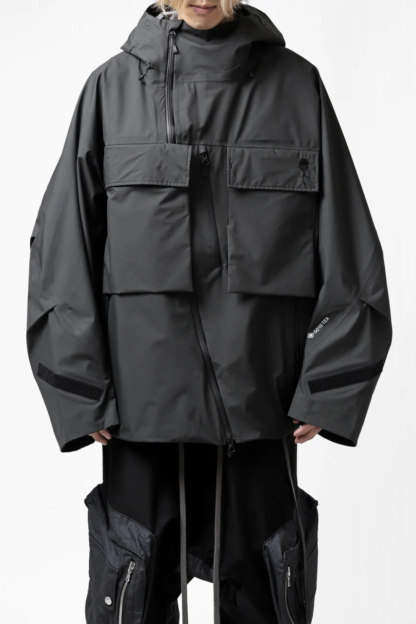 D-VEC x ALMOSTBLACK "GORETEX PRODUCT 3L SHELL" HOODED JACKET (DARK GREY) - Image 29