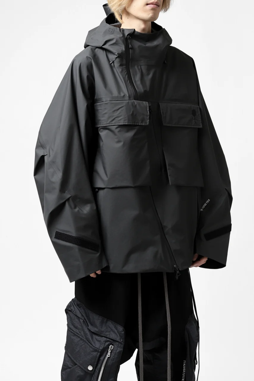 D-VEC x ALMOSTBLACK "GORETEX PRODUCT 3L SHELL" HOODED JACKET (DARK GREY) - Image 30