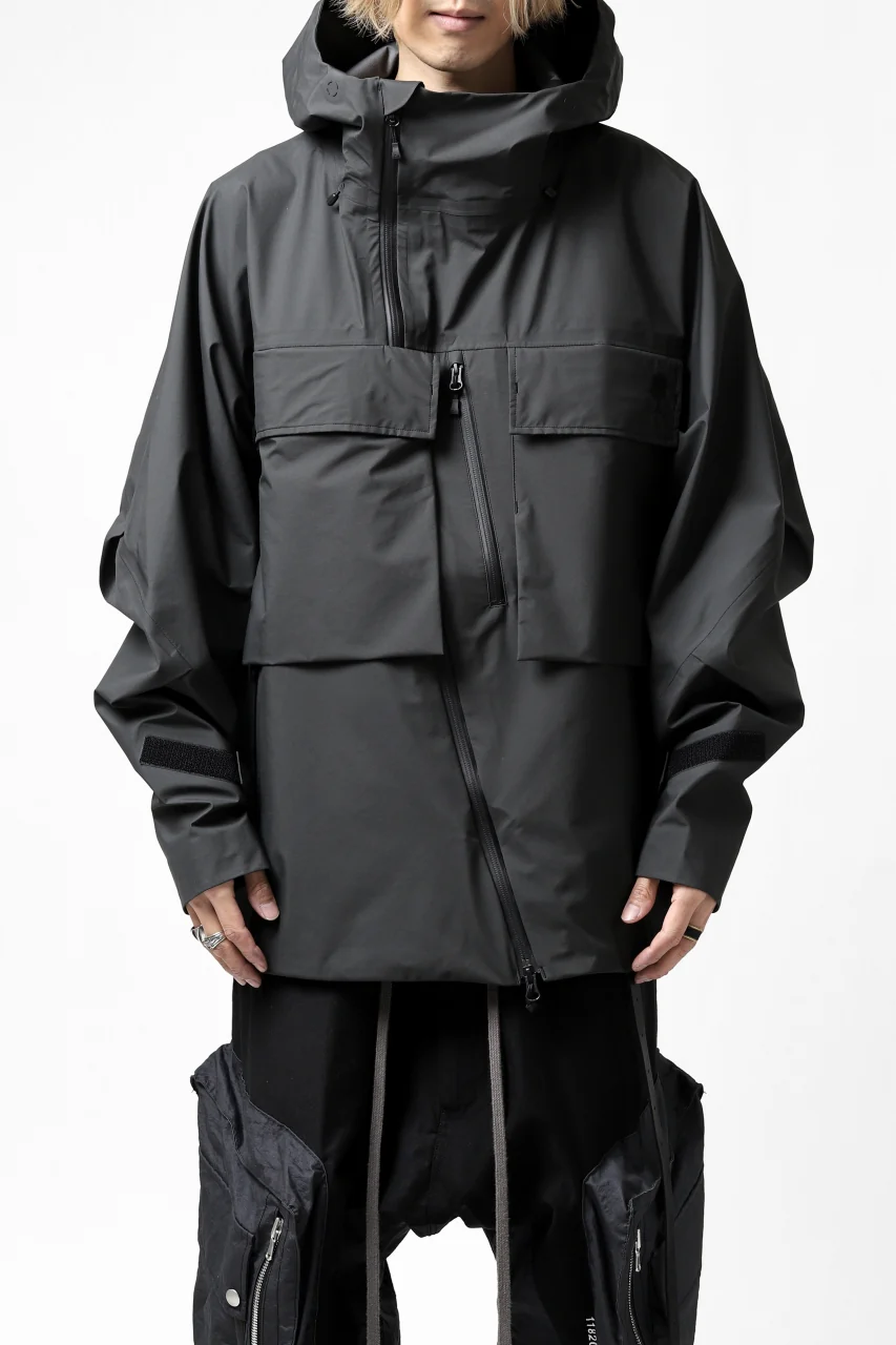 D-VEC x ALMOSTBLACK "GORETEX PRODUCT 3L SHELL" HOODED JACKET (DARK GREY) - Image 32