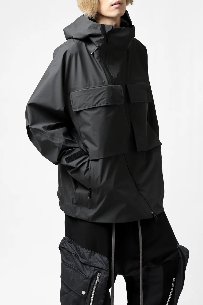 D-VEC x ALMOSTBLACK "GORETEX PRODUCT 3L SHELL" HOODED JACKET (DARK GREY) - Image 33