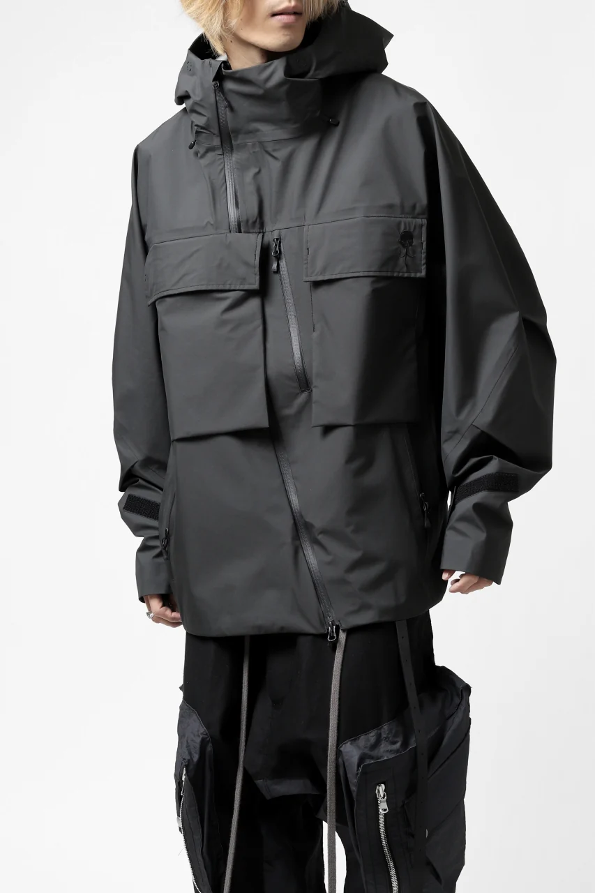 D-VEC x ALMOSTBLACK "GORETEX PRODUCT 3L SHELL" HOODED JACKET (DARK GREY) - Image 36