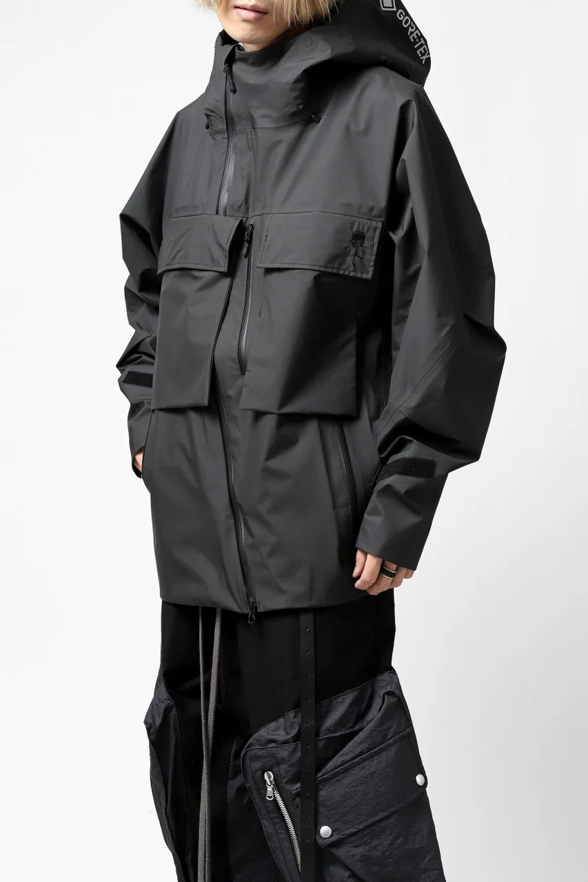 D-VEC x ALMOSTBLACK "GORETEX PRODUCT 3L SHELL" HOODED JACKET (DARK GREY) - Image 37