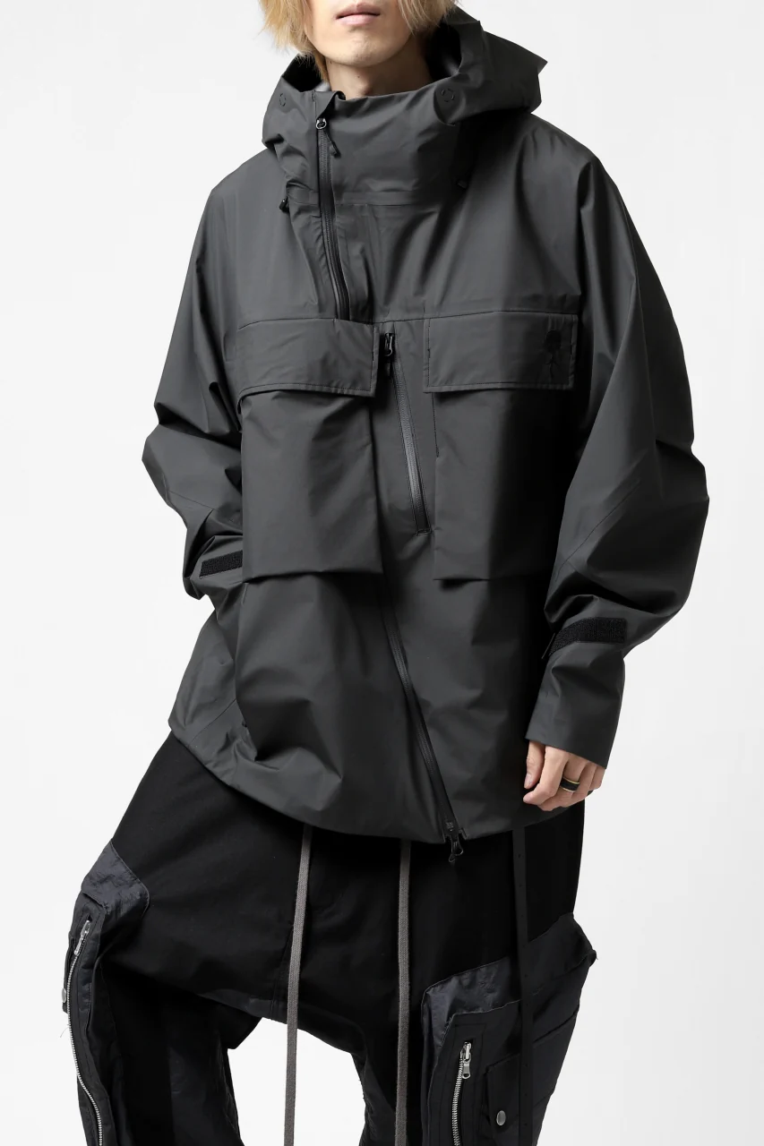 D-VEC x ALMOSTBLACK "GORETEX PRODUCT 3L SHELL" HOODED JACKET (DARK GREY) - Image 40