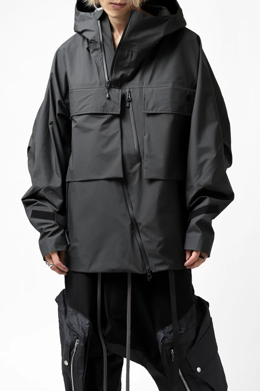 D-VEC x ALMOSTBLACK "GORETEX PRODUCT 3L SHELL" HOODED JACKET (DARK GREY) - Image 41