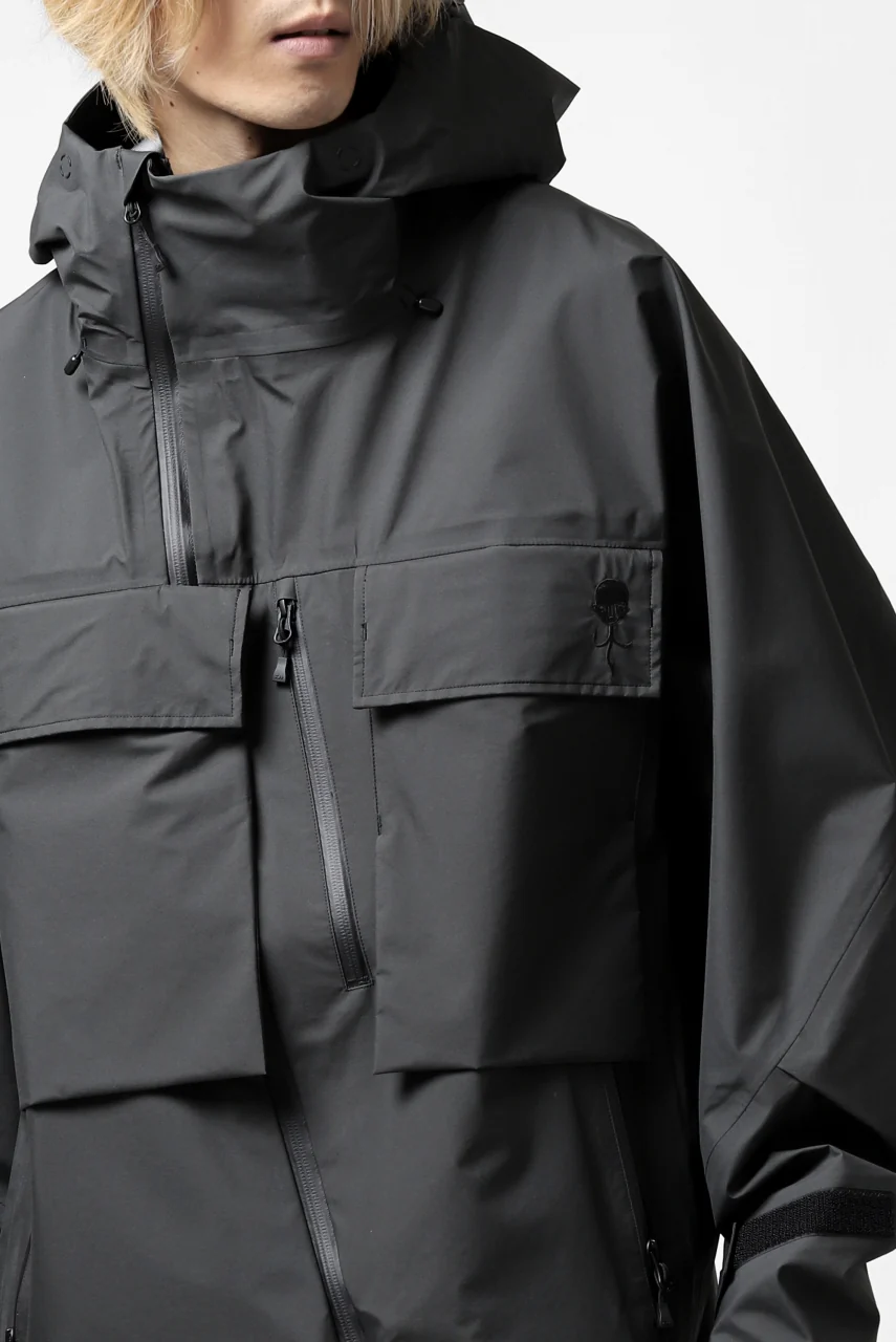 D-VEC x ALMOSTBLACK "GORETEX PRODUCT 3L SHELL" HOODED JACKET (DARK GREY) - Image 50