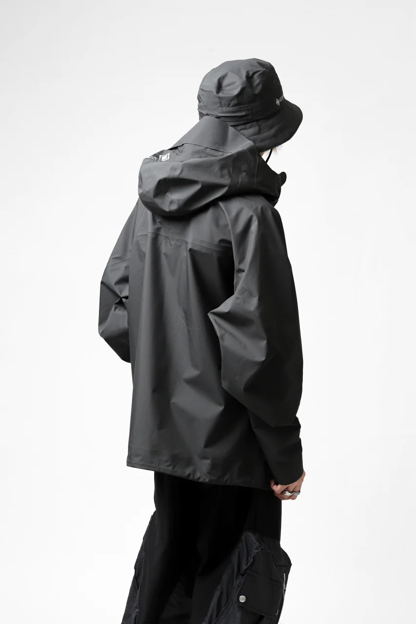 D-VEC x ALMOSTBLACK "GORETEX PRODUCT 3L SHELL" HOODED JACKET (DARK GREY) - Image 63