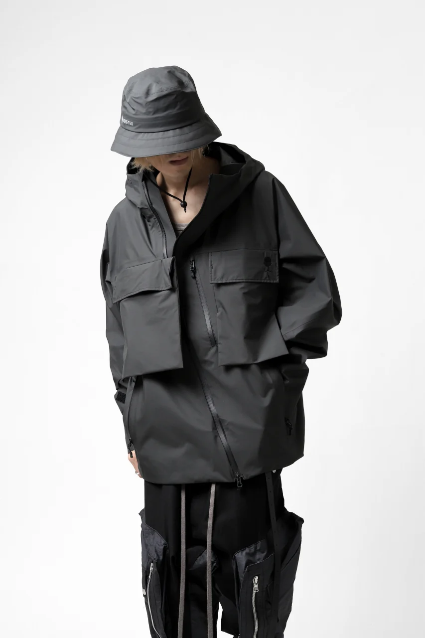 D-VEC x ALMOSTBLACK "GORETEX PRODUCT 3L SHELL" HOODED JACKET (DARK GREY) - Image 65