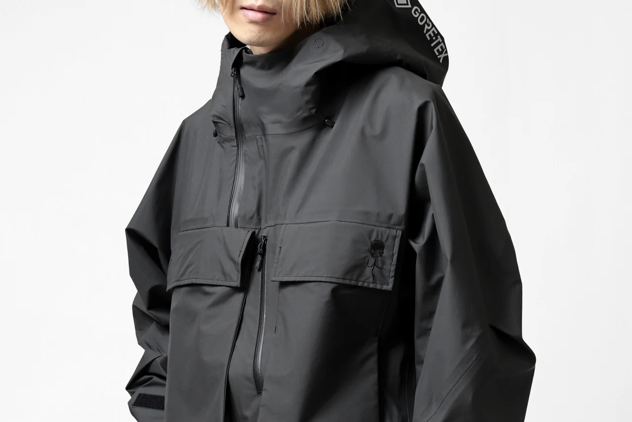 D-VEC x ALMOSTBLACK "GORETEX PRODUCT 3L SHELL" HOODED JACKET (DARK GREY) - Image 67