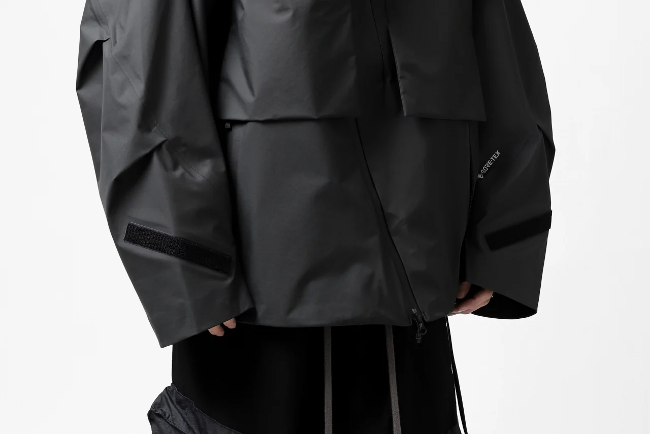 D-VEC x ALMOSTBLACK "GORETEX PRODUCT 3L SHELL" HOODED JACKET (DARK GREY) - Image 68
