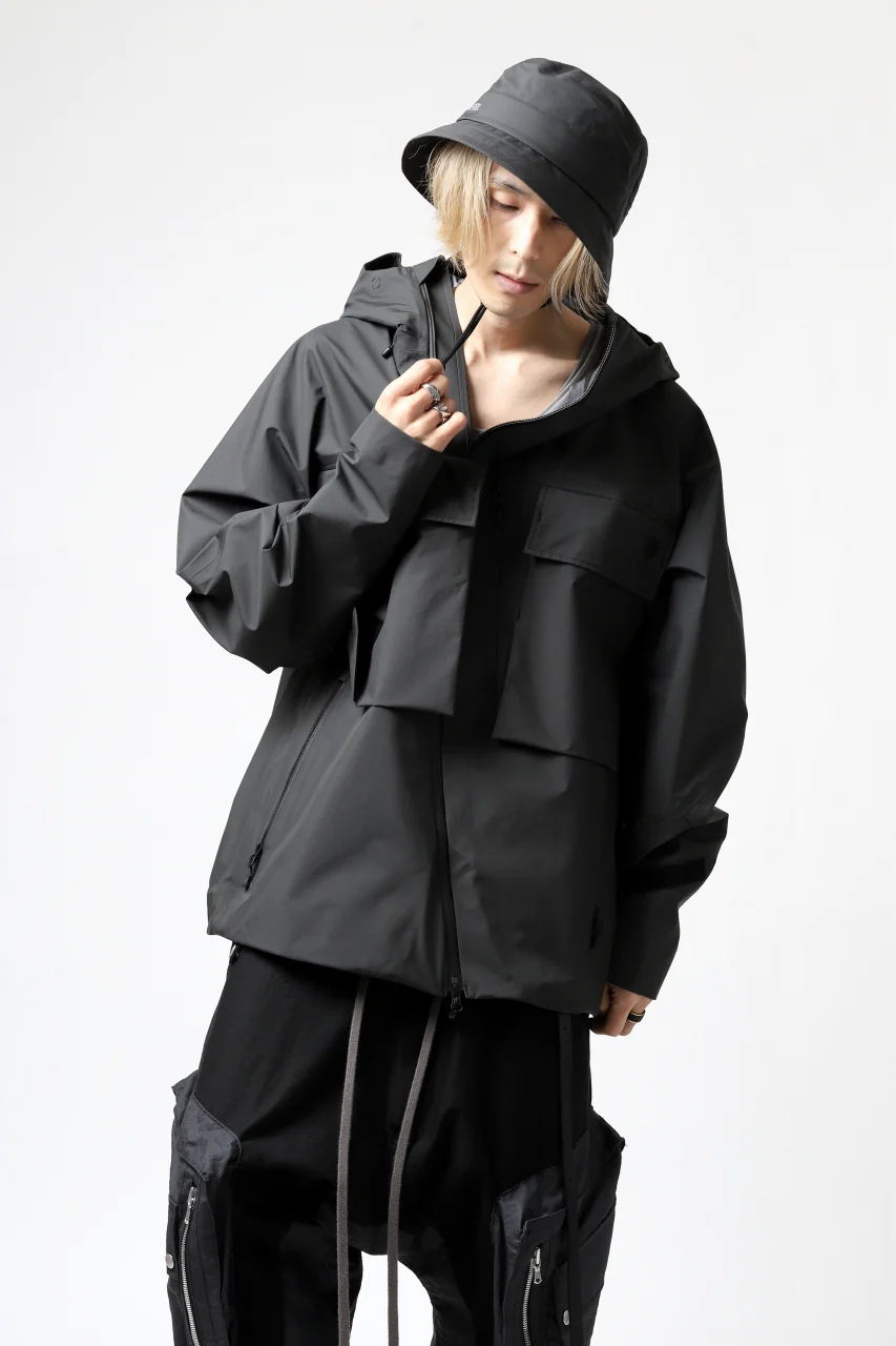 D-VEC x ALMOSTBLACK "GORETEX PRODUCT 3L SHELL" HOODED JACKET (DARK GREY) - Image 73