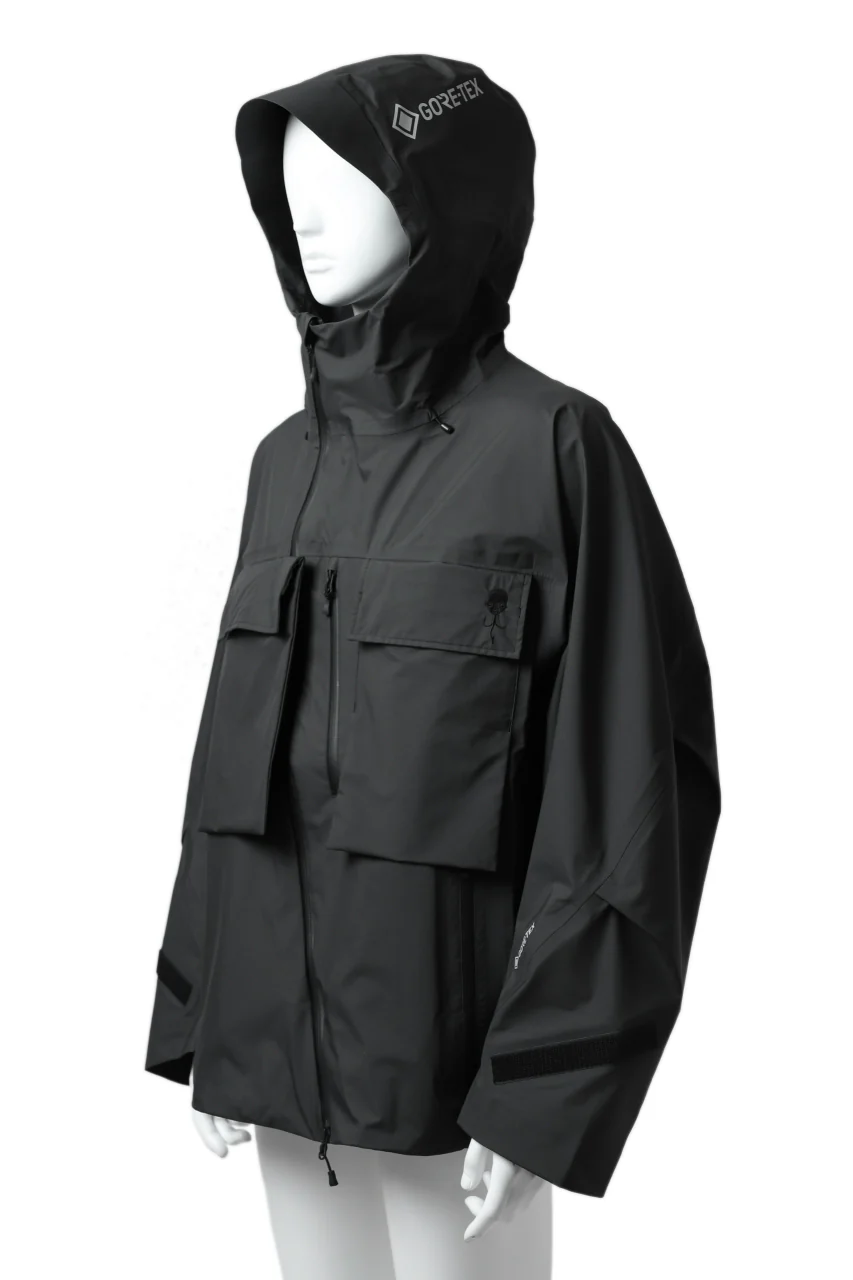D-VEC x ALMOSTBLACK "GORETEX PRODUCT 3L SHELL" HOODED JACKET (DARK GREY) - Image 8