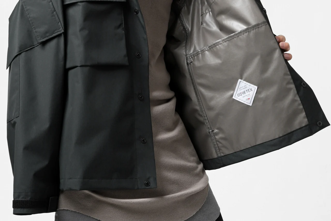 D-VEC x ALMOSTBLACK "GORETEX PRODUCT 3L SHELL" HOODED JACKET (DARK GREY) - Image 83