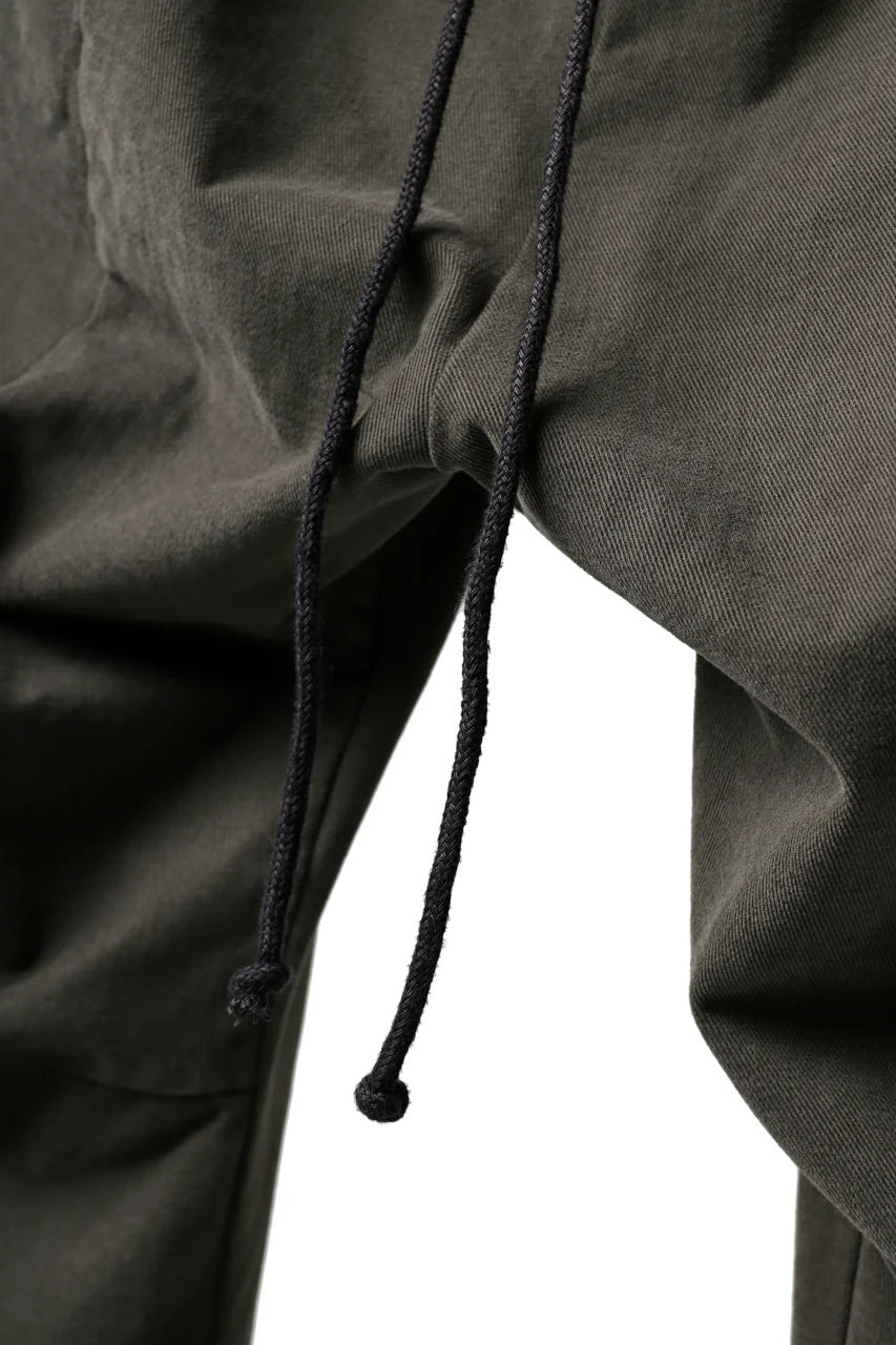 daub CENTRAL SEAM BUTTONS CLOSURE PANTS / SOFT COTTON TWILL (KHAKI GREY) - Image 10