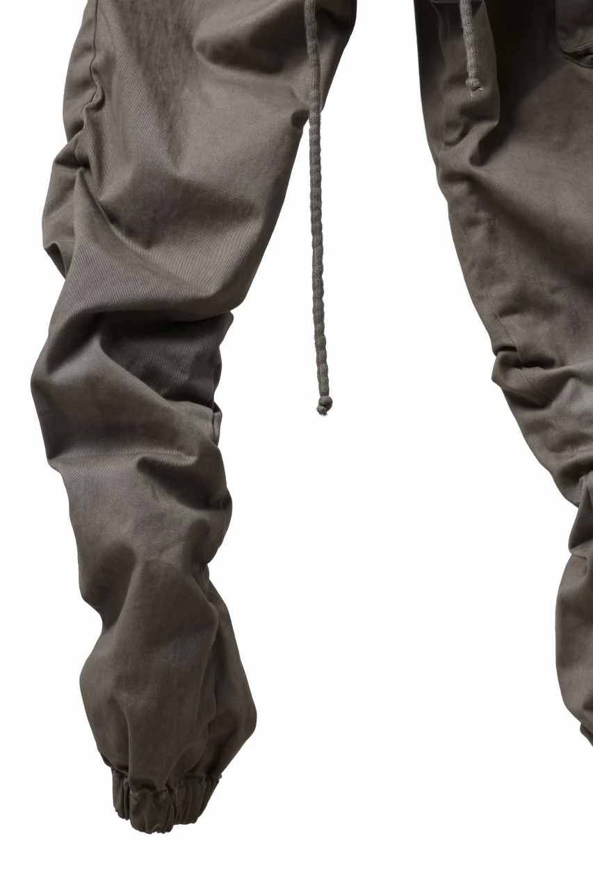 daub DYEING EASY CARGO GATHER PANTS / STRETCH DRILL PEACH HAND (TAUPE GREY) - Image 6