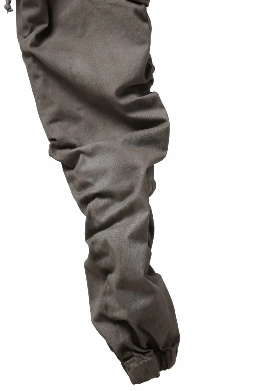 daub DYEING EASY CARGO GATHER PANTS / STRETCH DRILL PEACH HAND (TAUPE GREY) - Image 9