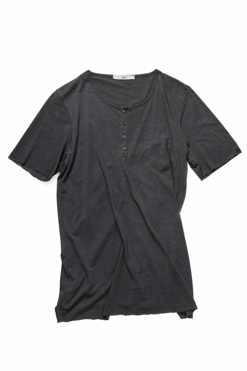 daub HENLEY NECK T-SHIRT WITH CENTRAL SEAM / DYED LIGHT JERSEY (OFF BLACK)