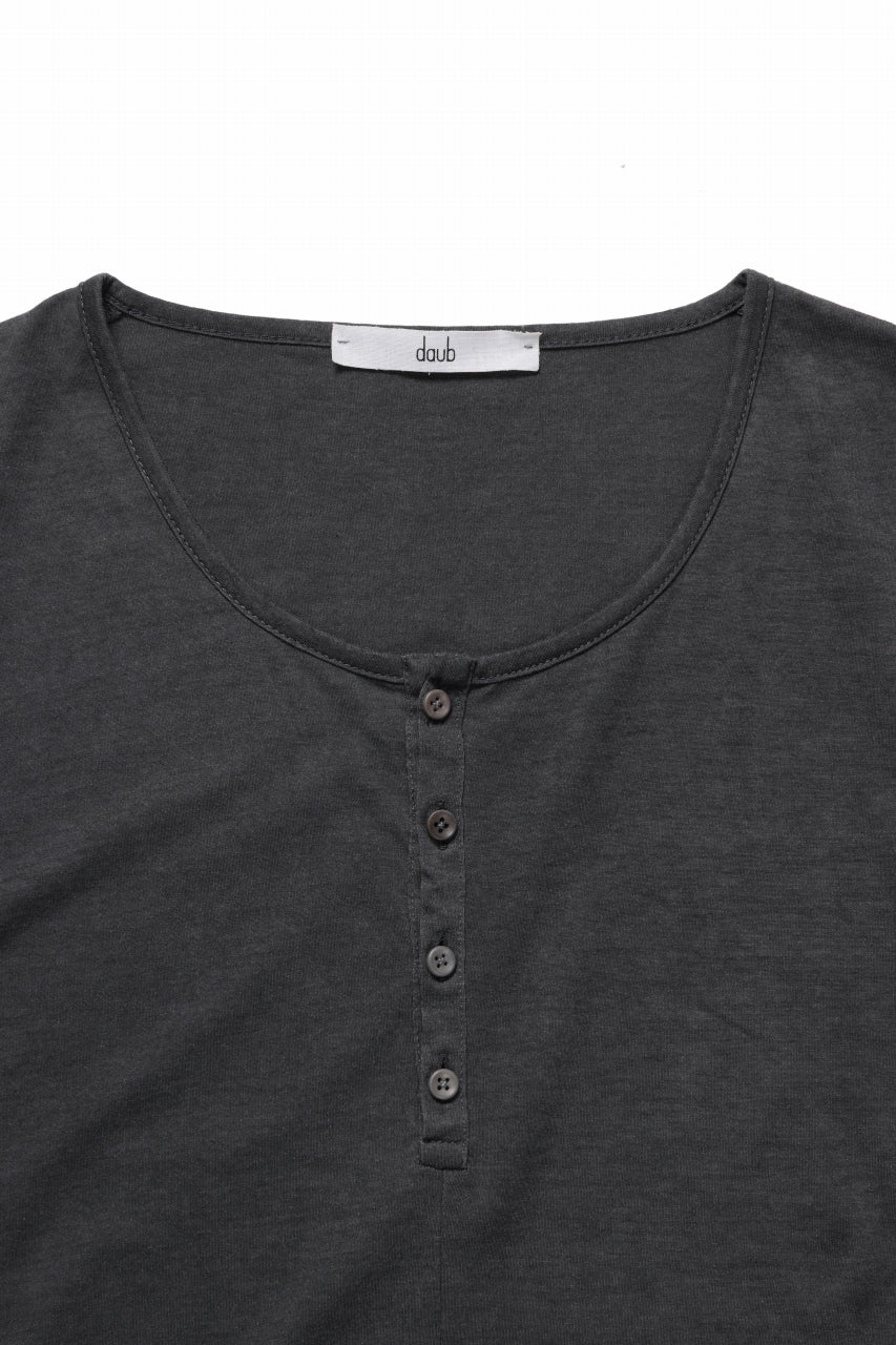 daub HENLEY NECK T-SHIRT WITH CENTRAL SEAM / DYED LIGHT JERSEY (OFF BLACK) - Image 5