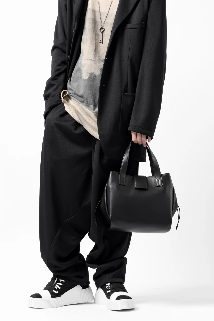 discord Yohji Yamamoto Gusset Diaphragm Tote Bag (M) / Smooth Cow Leather (BLACK) - Image 2