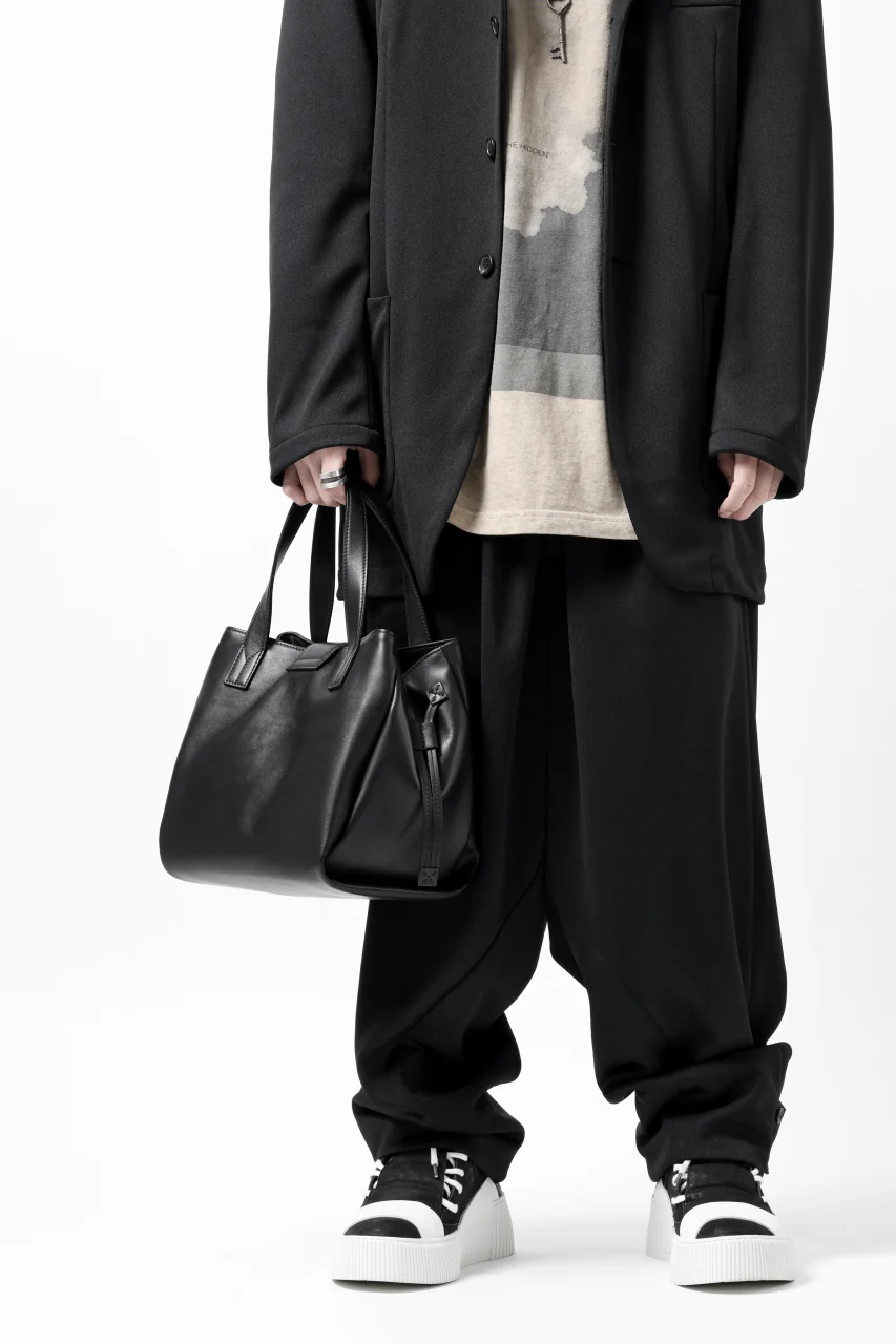 discord Yohji Yamamoto Gusset Diaphragm Tote Bag (M) / Smooth Cow Leather (BLACK) - Image 3
