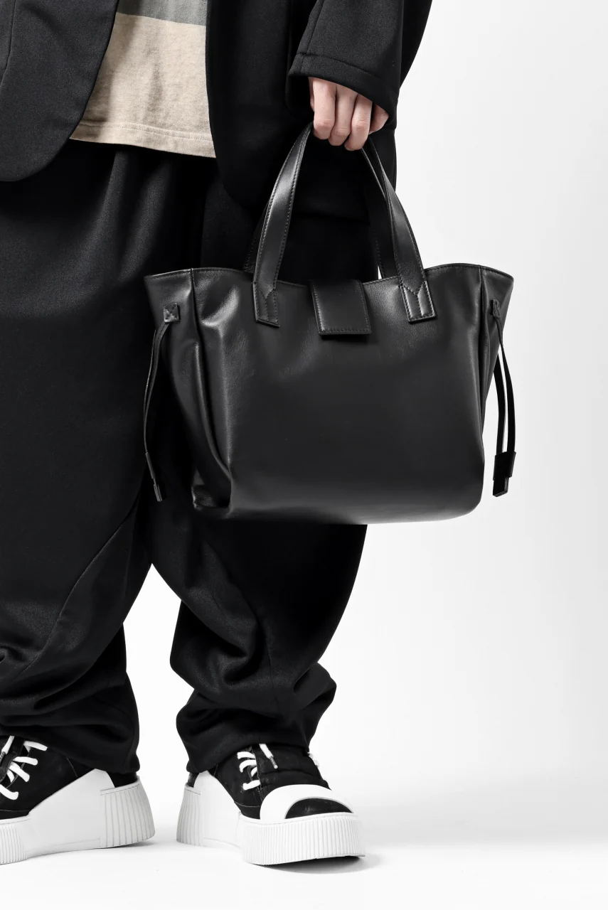 discord Yohji Yamamoto Gusset Diaphragm Tote Bag (M) / Smooth Cow Leather (BLACK) - Image 41
